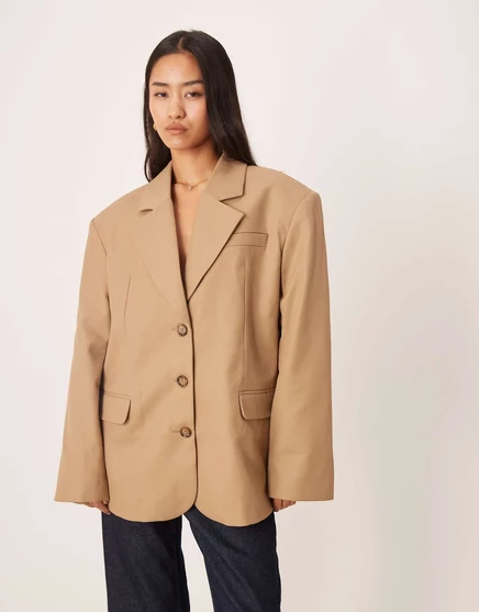 Женский оверсайз пиджак ASOS Design с подплечниками, верблюжий