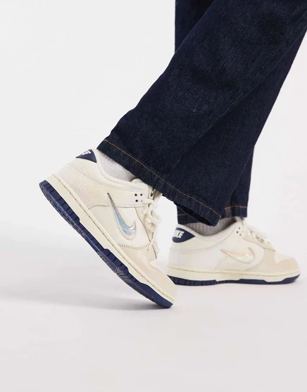 Кроссовки Nike Dunk Low бежевого и темно-синего цветов с перламутром beige