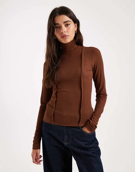 Топ с длинным рукавом и воронкообразным вырезом от ASOS DESIGN коричневого цвета с открытыми швами brown