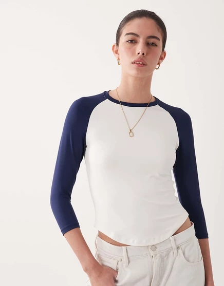 Бейсбольная футболка ASOS DESIGN с рукавом три четверти из полиамида темно-синего и белого цвета