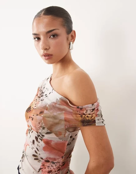 Асимметричный топ ASOS DESIGN из прозрачной сетки с рюшами и открытыми плечами в крапинку с цветочным принтом