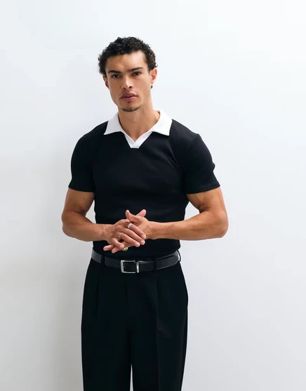 Футболка-поло ASOS DESIGN muscle fit с контрастным воротником из черного трикотажа в рубчик черного цвета