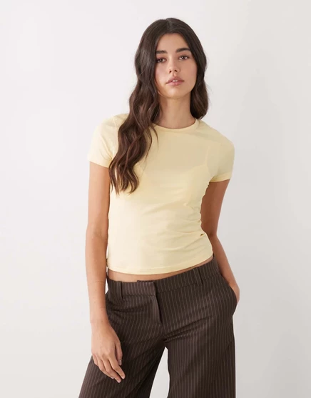Футболка Monki slim fit сливочно-желтого цвета