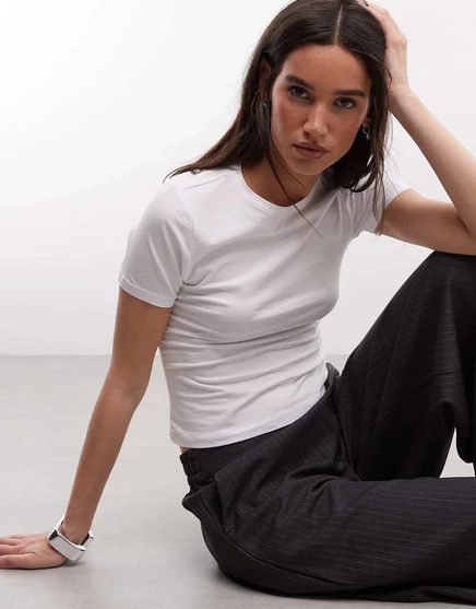 Белая приталенная футболка Weekday white