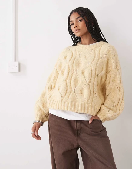 Облегающий укороченный свитер кабельной вязки Monki цвета меда  honey beige