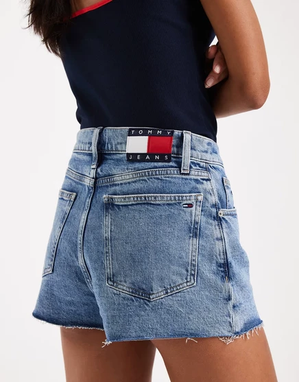 Джинсовые брюки-шортики Tommy Jeans из джинсовой ткани средней плотности синего цвета.