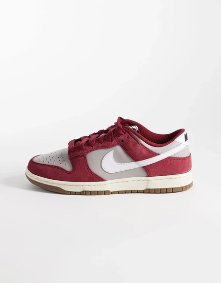 Кроссовки Nike Dunk Low Retro SE серого и красного цветов 