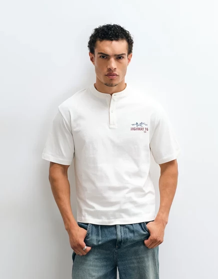 ДИЗАЙНЕРСКАЯ футболка henley свободного кроя от ASOS с изображением груди в цвете сливочного кокосового молока