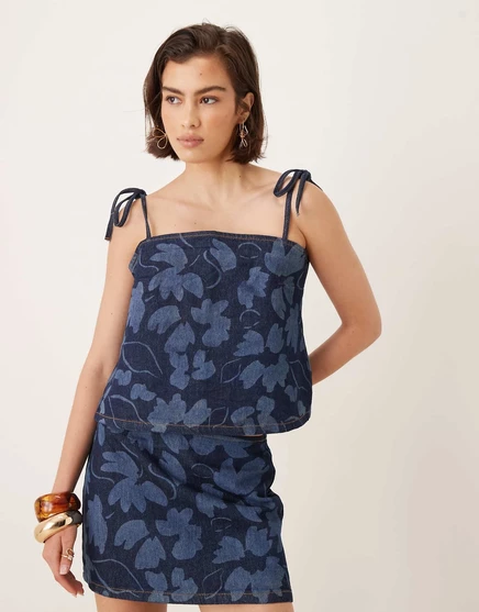 ДИЗАЙНЕРСКИЙ джинсовый топ-майка ASOS с завязками на бретелях цвета лазерного индиго в цветочек - часть комплекта blue