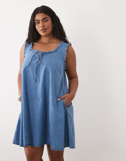 Женское мини-платье ASOS Curve джинсовое с рюшей и карманами, средне-голубое