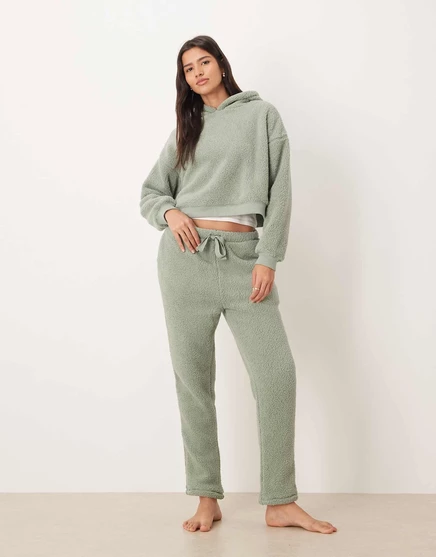 Укороченная толстовка с капюшоном ASOS DESIGN lounge cuddle и зауженные брюки светло-зеленого цвета light green