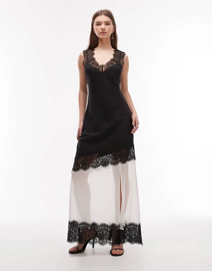 Макси-платье ASOS DESIGN с кружевными рукавами и асимметричным швом в черно-белом цвете