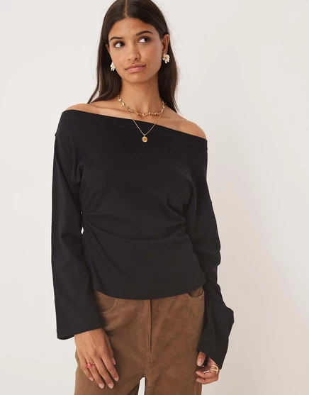 ДИЗАЙНЕРСКАЯ футболка ASOS с длинным рукавом и открытыми плечами на корсетной талии черного цвета black