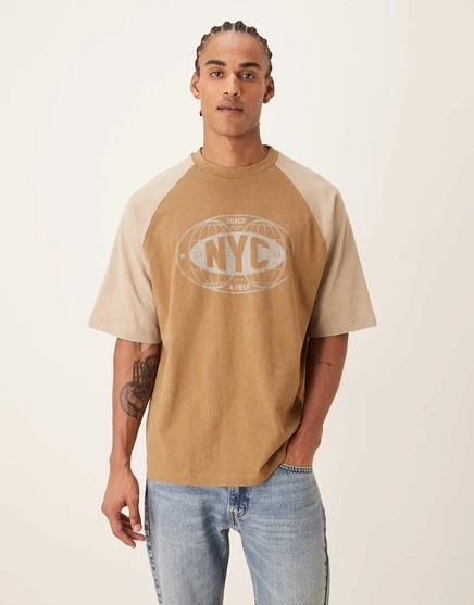 ДИЗАЙНЕРСКАЯ футболка-реглан оверсайз ASOS DESIGN с рисунком Нью-Йорка светло-коричневого цвета ermine