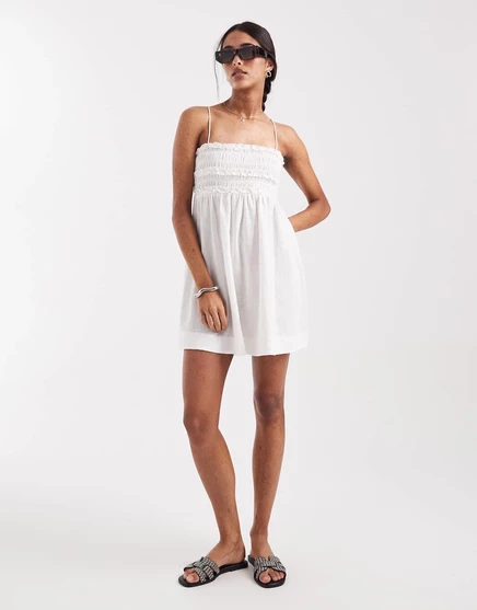 Пляжное мини-платье в складку Izzy от ASOS DESIGN белого цвета с оборками white