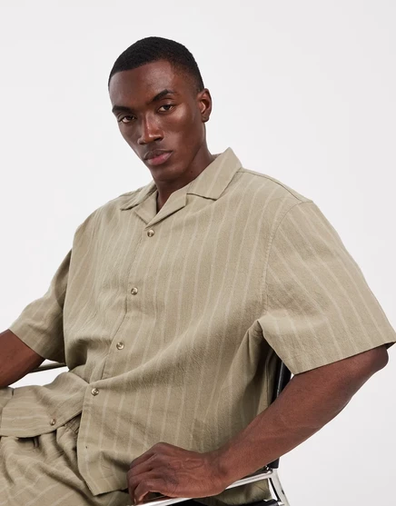ДИЗАЙНЕРСКАЯ льняная рубашка в полоску свободного кроя цвета хаки от ASOS DESIGN - часть комплекта цвета хаки