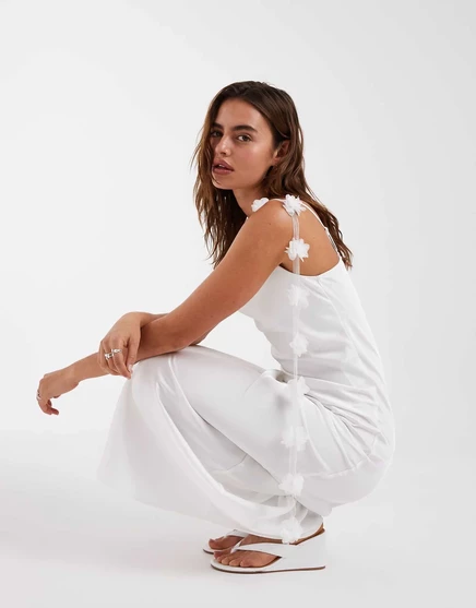 Атласное макси-платье Vero Moda с круглым вырезом горловины и отделкой из 3d цветочных аппликаций белого цвета snow white