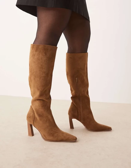Ботфорты ASOS DESIGN Curve Clara с острым носком из замши песочного цвета sand suedette