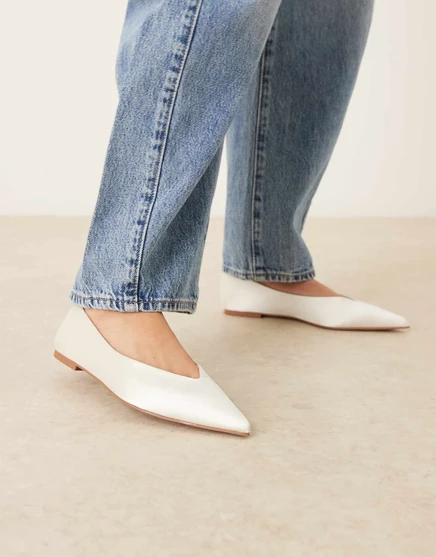 Остроконечные балетки Ludo от ASOS DESIGN из атласа цвета слоновой кости ivory satin