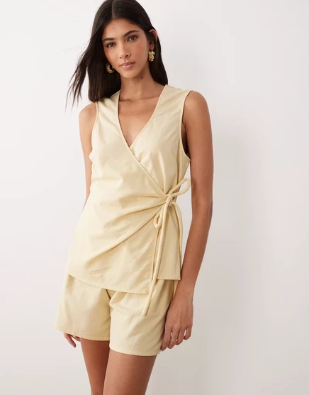 Женский ромпер ASOS Design с запахом, пастельно-бежевый