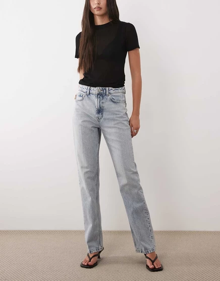 Прямые джинсы ASOS DESIGN 90-х годов со складками светло-синего цвета, выполненные в светло-голубом цвете