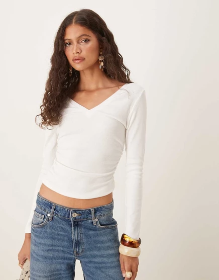 ДИЗАЙНЕРСКИЙ топ ASOS с v-образным вырезом и длинными рукавами из мини-трикотажа в рубчик цвета слоновой кости ivory