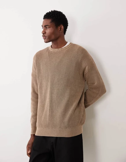 Свитер с круглым вырезом в рубчик и непринужденной вязкой от ASOS DESIGN коричневого цвета, подвергнутый кислотной стирке brown