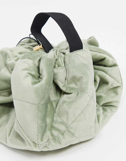 Косметичка на шнурке The Flat Lay Co. - Бархатно-зеленый шалфей sage green velvet