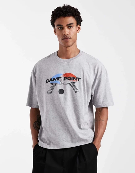 ДИЗАЙНЕРСКАЯ футболка свободного кроя ASOS с изображением настольного тенниса в сером цвете вереска