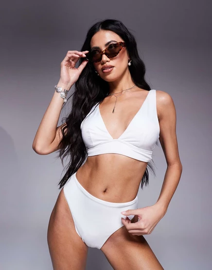 ASOS DESIGN Maya сочетает в себе элегантный топ-бикини с глубоким вырезом белого цвета white