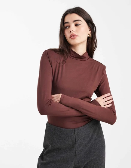 Облегающее боди шоколадного цвета с высоким воротом и подплечниками от ASOS DESIGN и длинными рукавами chocolate