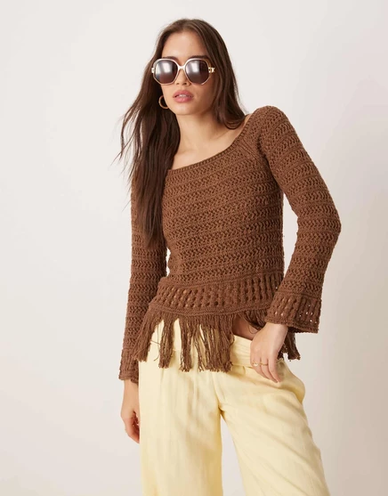 Вязаный крючком свитер ASOS DESIGN с открытыми плечами и бахромой по низу шоколадного цвета chocolate