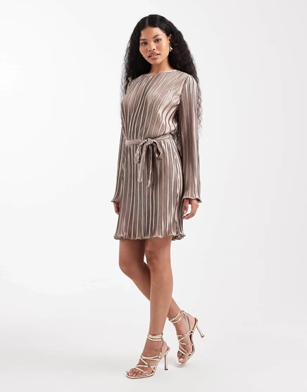 Мини-платье из плиссе Vero Moda Petite с завязками на талии золотистого цвета raw umber