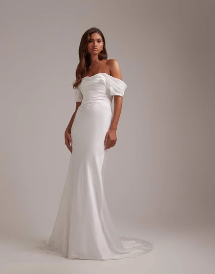Свадебное макси-платье ASOS DESIGN Bridal с открытыми плечами и драпировкой из атласа цвета слоновой кости ivory