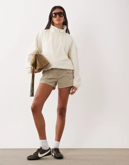 ДИЗАЙНЕРСКИЕ мини-шорты-карго ASOS цвета хаки, зеленые, цвета хаки