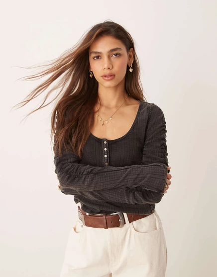 Топ Free People с рюшами на рукавах от pointelle henley стираного черного цвета black