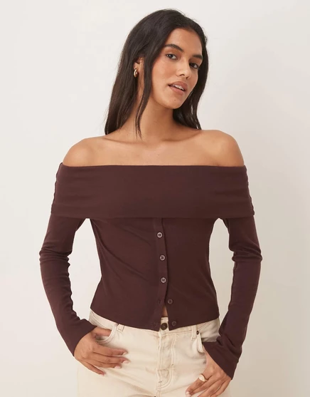 Топ с открытыми плечами и пуговицами шоколадного цвета от ASOS DESIGN choc