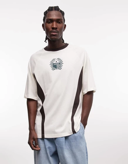 ДИЗАЙНЕРСКАЯ футболка оверсайз от ASOS с отделкой по крою и шву и спортивной графикой белоснежного цвета