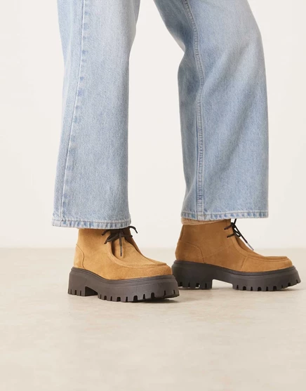 Массивные ботинки-дезерты Arlo от ASOS DESIGN с воротником borg из песочной замши sand suede