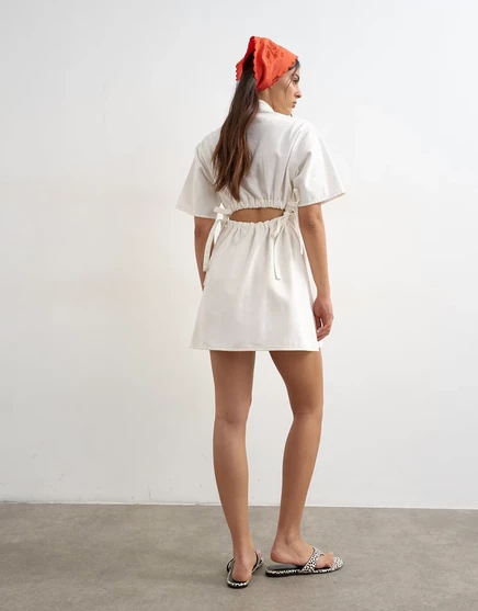 Джинсовое платье-рубашка Topshop с вырезом на спине белого цвета white