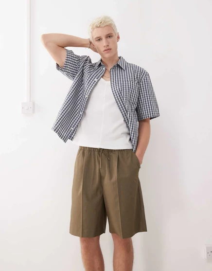 Элегантные шорты-оверсайз на резинке цвета хаки Weekday khaki