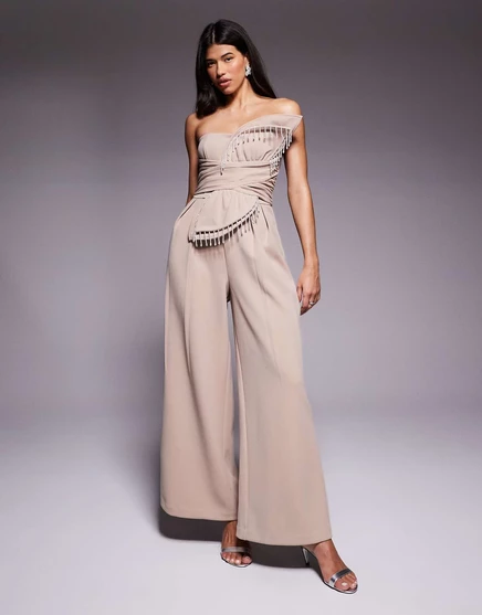 Роскошный комбинезон ASOS с 3D-лепестками и отделкой из бисера в виде капель из камня
