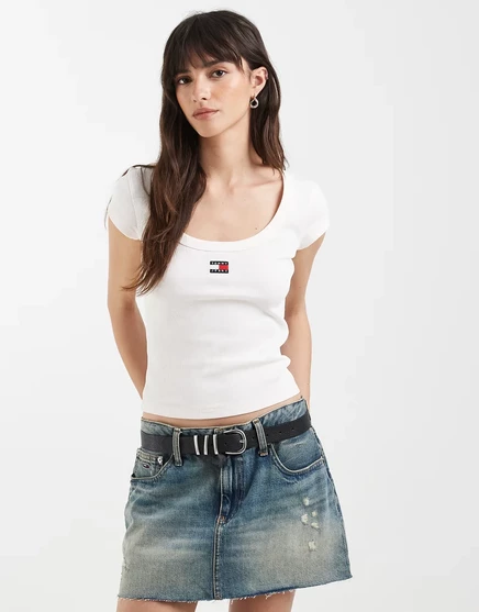 Футболка из трикотажной ткани в рубчик со значком Tommy Jeans белого цвета ancient white