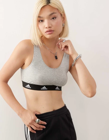 Хлопковый укороченный топ Adidas active comfort светло-серого цвета gray