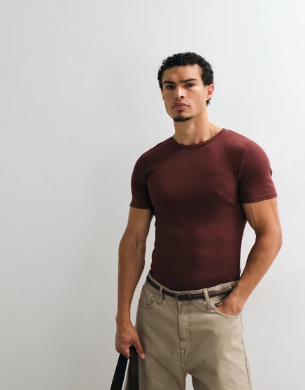 Мужская футболка ASOS Design Essential muscle fit, коричневая