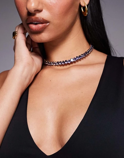 Дизайнерское колье-чокер ASOS с искусственными фиолетовыми блестящими кристаллами золотого оттенка multi