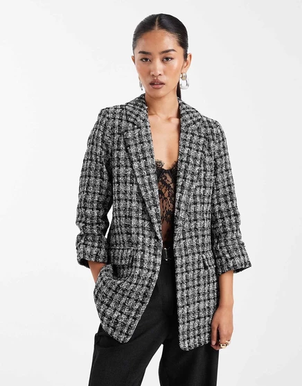 Черно-белый блейзер с рюшами на рукавах из букле оверсайз от Vero Moda black melange