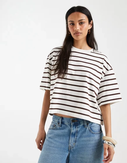 ДИЗАЙНЕРСКАЯ укороченная футболка свободного кроя ASOS в шоколадно-кремовую полоску choc &cream