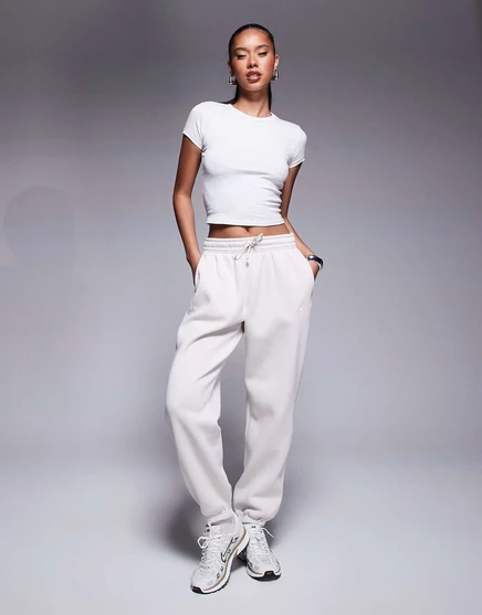Спортивные брюки зауженного кроя из флиса Nike Phoenix бежевого цвета beige