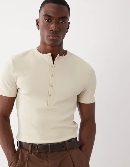 ДИЗАЙНЕРСКАЯ футболка в рубчик muscle fit от ASOS с вырезом henley в стиле stone pelican